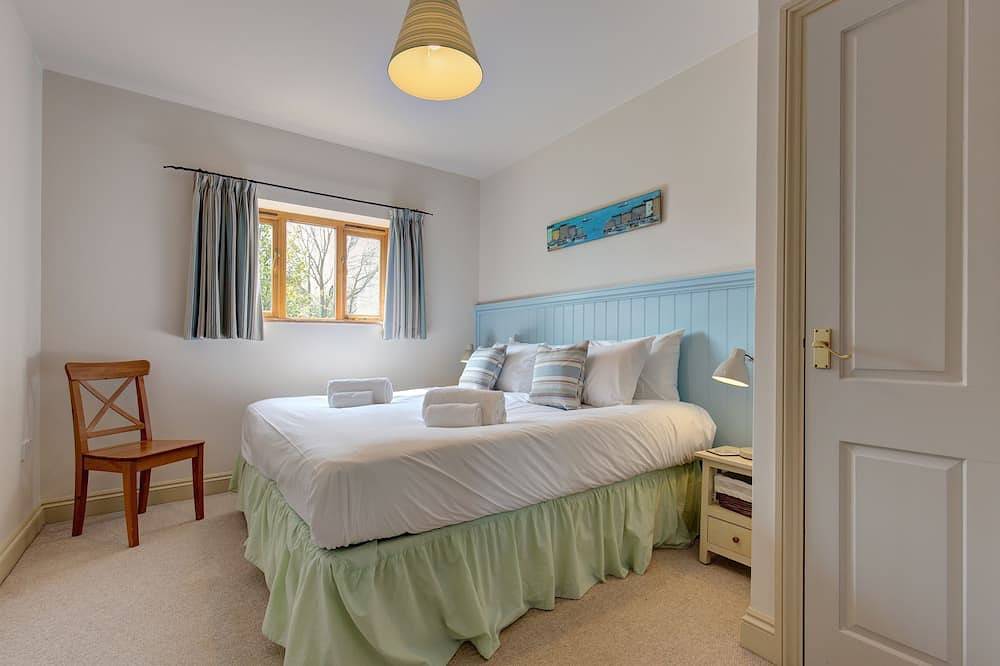 Wash House - sleeps 6 guests in 3 bedrooms in Bodham, Norfolk Coast