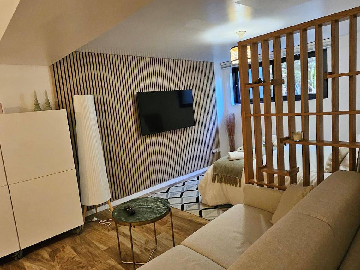 Appartement de vacances entier, L'Escale Studio élégant indépendant à 5 mn de l'aéroport d'Orly et à 15 mn de Paris Centre in Paray-Vieille-Poste, Essonne