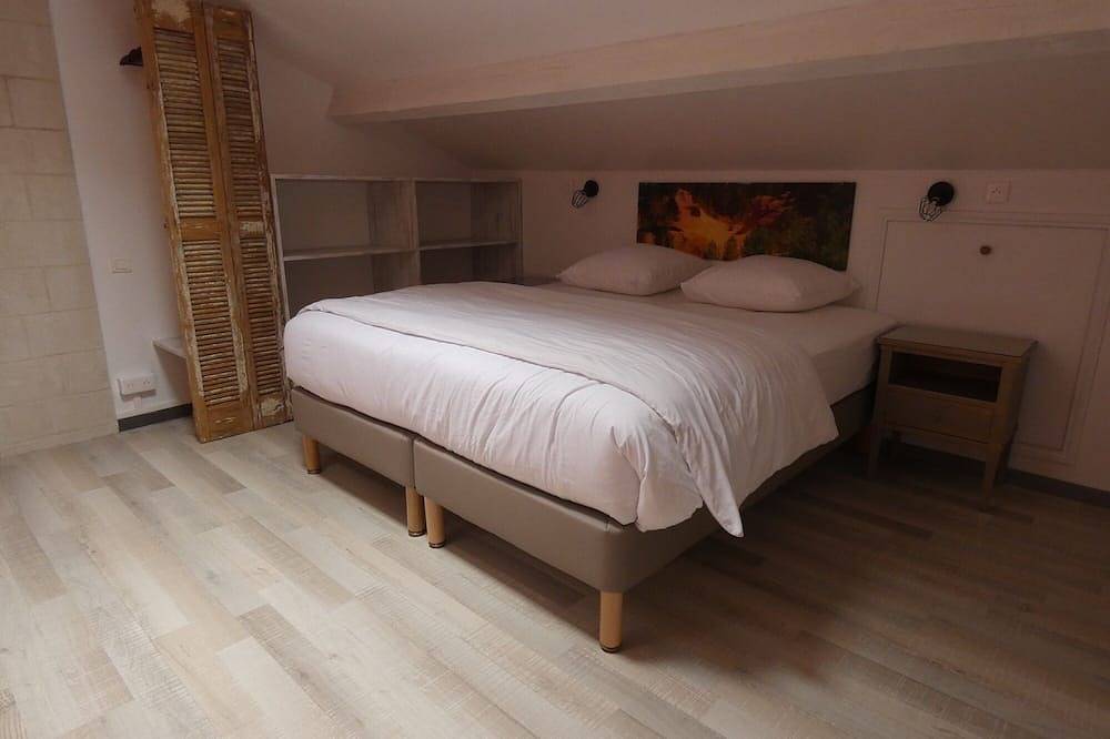 Gîte de charme dans maison d'hôtes sur propriété de 6700m2, piscine,grand jardin in L'Isle-sur-la-Sorgue, Vaucluse