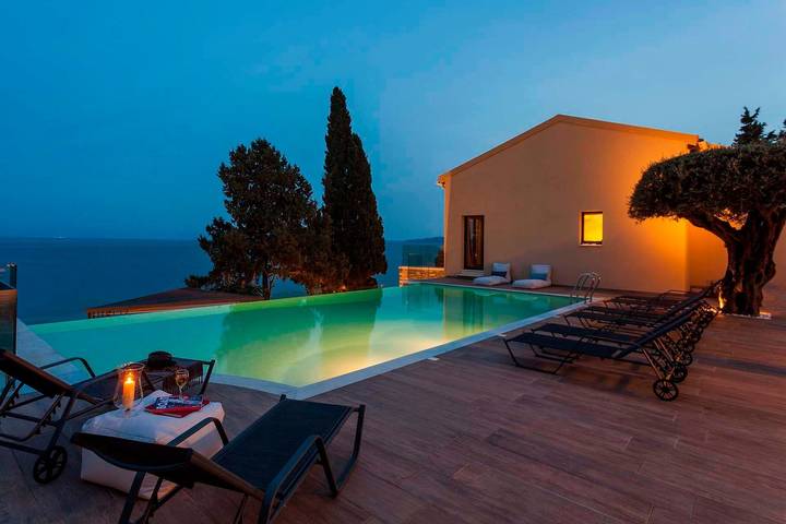 Location de vacances pour 14 personnes, avec jardin ainsi que vue sur l’océan et balcon dans Benitses - 4