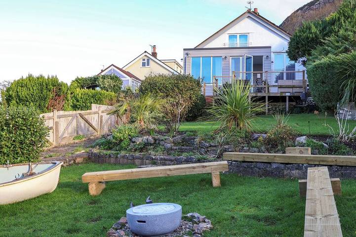 Cottage for 8 people, with hot tub and balcony as well as garden, with pets in Prestatyn