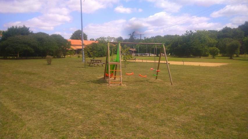 Location de vacances pour 6 personnes, avec jardin et vue ainsi que piscine et balcon à Thurageau - 2