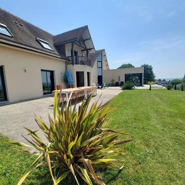 Cottage pour 23 personnes, avec balcon ainsi que piscine et vue à Saint-Pois