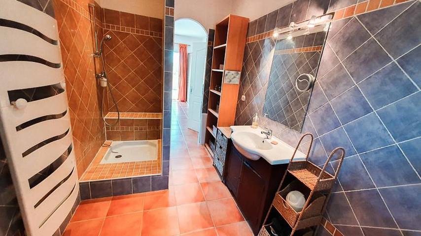 Location de vacances pour 8 personnes, avec vue ainsi que piscine et jardin, animaux acceptés à Rocbaron - 2