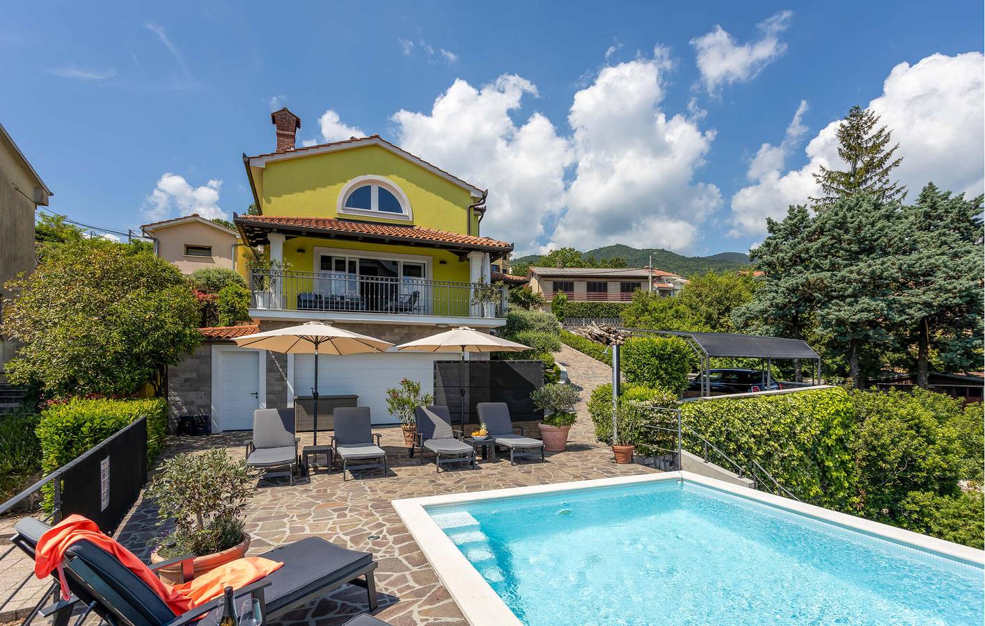Amplio apartamento de 2 dormitorios con piscina, cerca de la playa y con wifi in Opatija Riviera