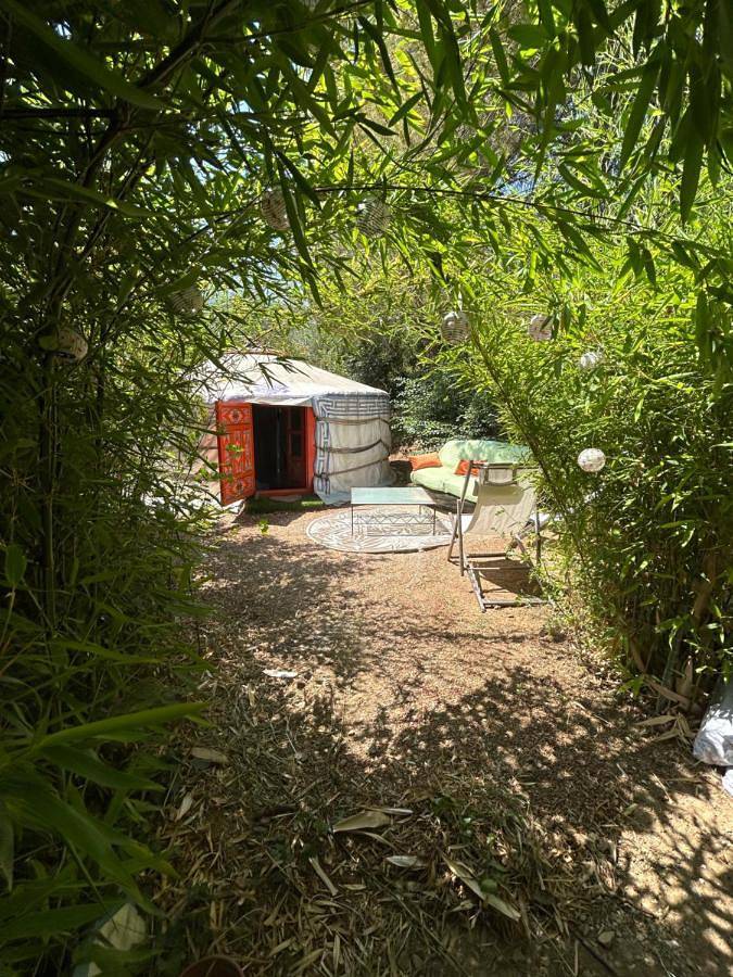 Tente pour 4 personnes, avec jardin ainsi que piscine et vue