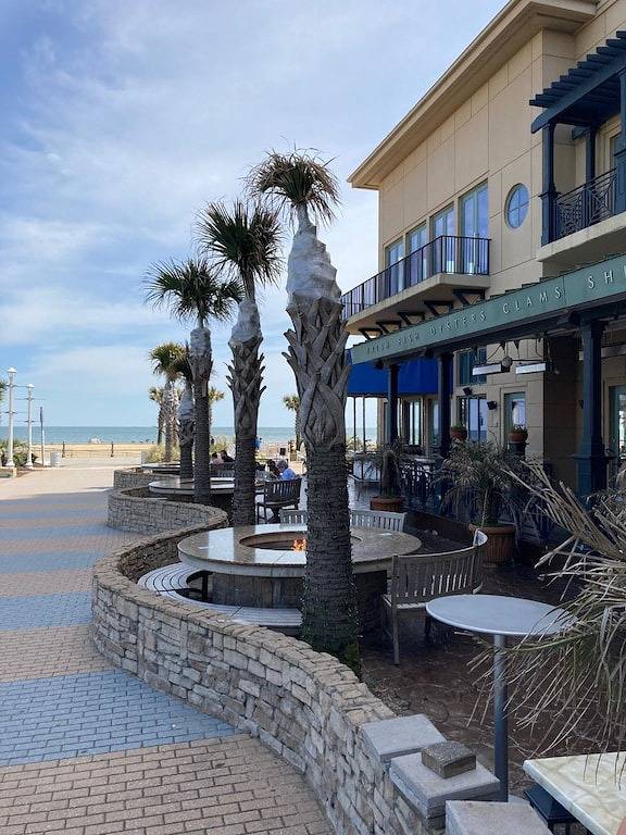 Ganze Wohnung, A Sea Glass Dream! Modern Decor 1.5 blocks to beach Ez Parking, Fast Wifi! in Virginia Beach