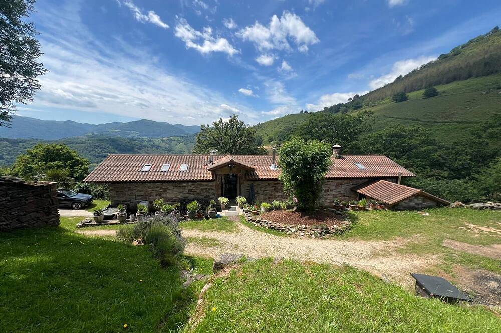 Beautiful Basque cottage for 12 with large grounds and hiking in Elgorriaga in Elgorriaga, Spanish Pyrenees