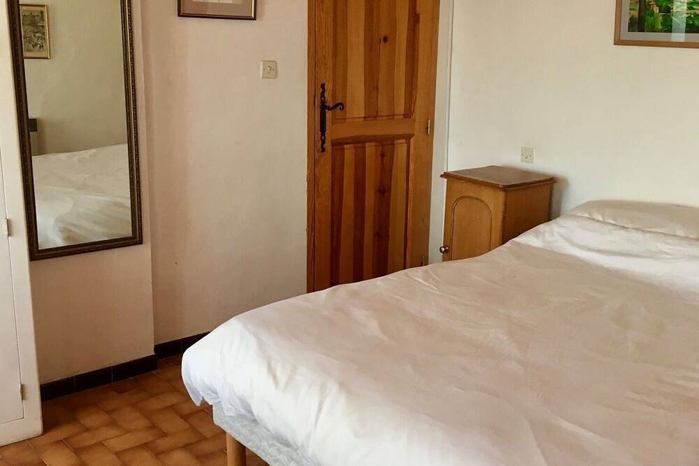 Charming converted farmhouse beside forest, private pool, superb views in Barjols, Brignoles region