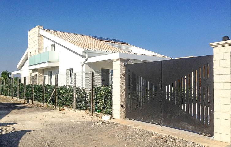 Entire holiday apartment, Sea View Apartment, 200m to Beach, Terrace Parking in Spiaggia Santa Maria del Focallo, Pozzallo