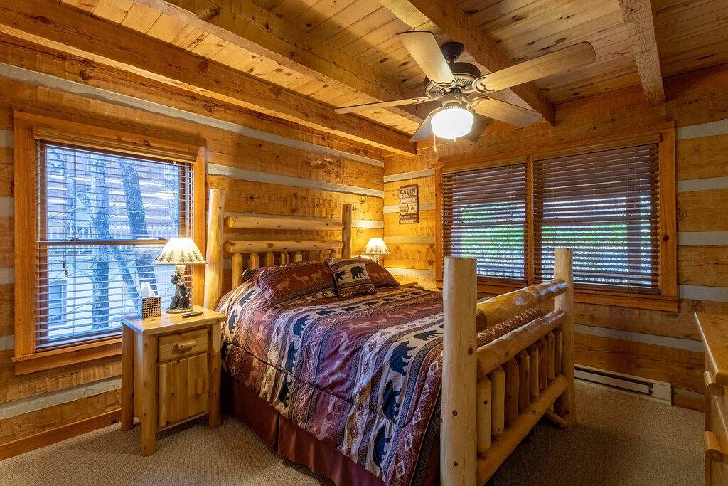 Bearly a Care - pets welcome, hot tub, pool table, foosball, close to snow tubing and zip lines! in Blue Ridge Parkway, Seven Devils