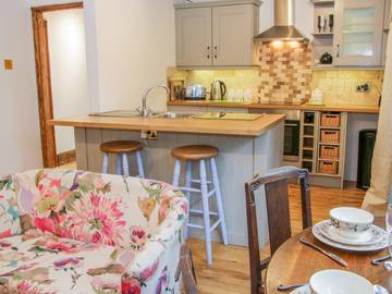 Log Cabin for 2 People in Cheshire, North West England, Photo 3