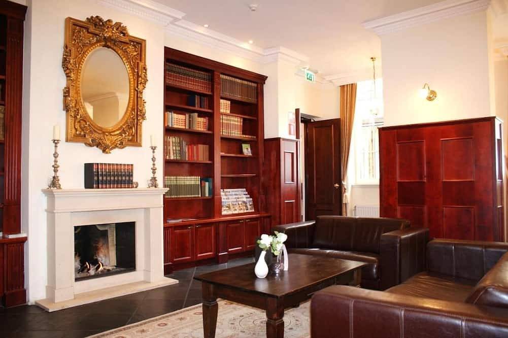 Historic Town Stay – Sluis Room Close to Trails, Shopping & Local Cuisine in Sluis, Zeeuws-Vlaanderen