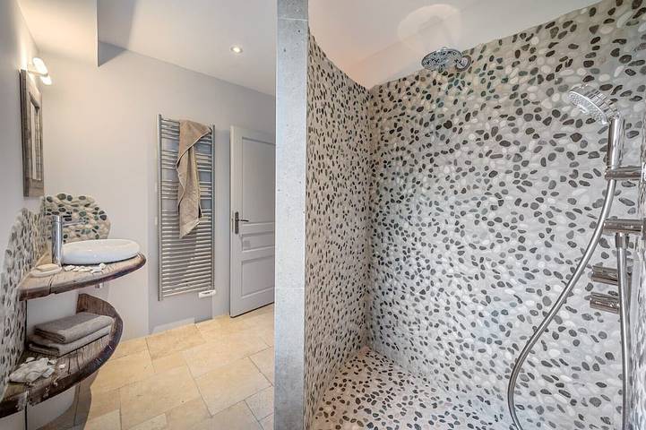 Location de vacances pour 12 personnes, avec jardin ainsi que jacuzzi et terrasse à Saint-Siffret - 4