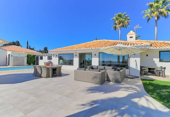 Increíble villa con vistas a la montaña, terraza, piscina y Wi-Fi in Mijas Costa, Mijas