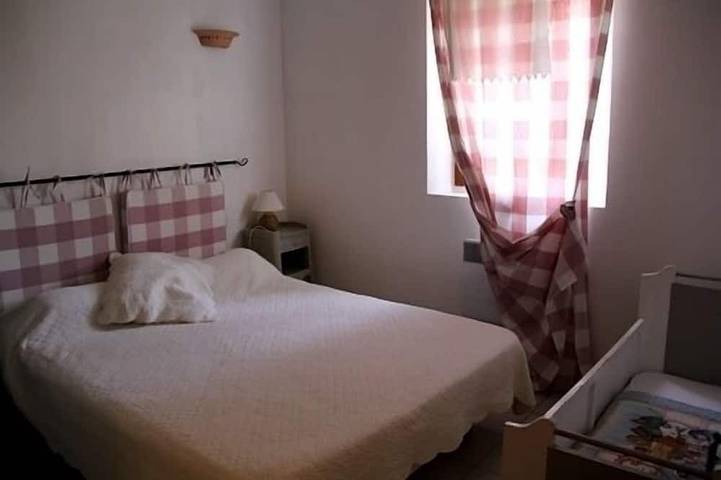 Location de vacances pour 8 personnes, avec Terrasse ainsi que Jardin et Piscine à Lagnes - 3