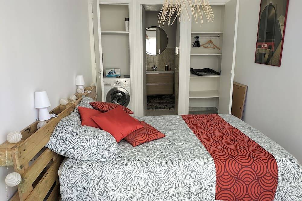 Entire apartment, Ideally located 100 meters from sandy beaches and pine forest in Juan-les-Pins, Antibes