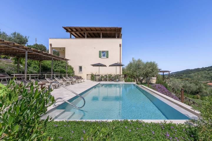Ferienhaus für 14 Personen, mit Terrasse und Pool sowie Garten