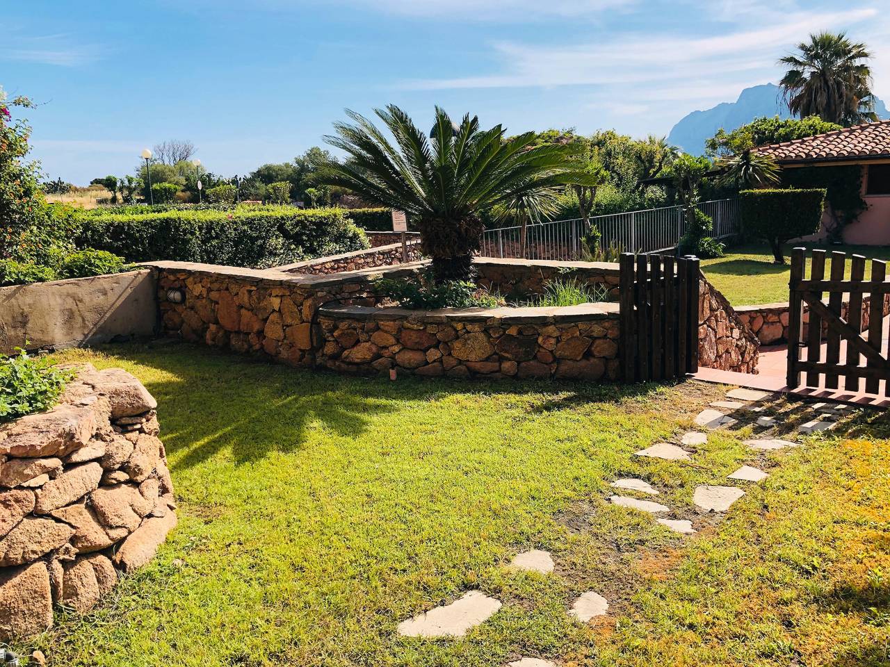 Ganze Wohnung, Apartment 'Trilocale Corallo 300 m vom Strand' mit Gemeinschaftspool, privater Terrasse und privatem Garten in Porto San Paolo, Loiri Porto San Paolo