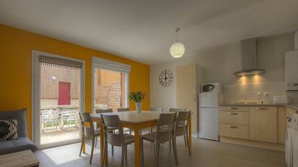 Gîte pour 8 personnes, avec terrasse et jardin à Guéreins