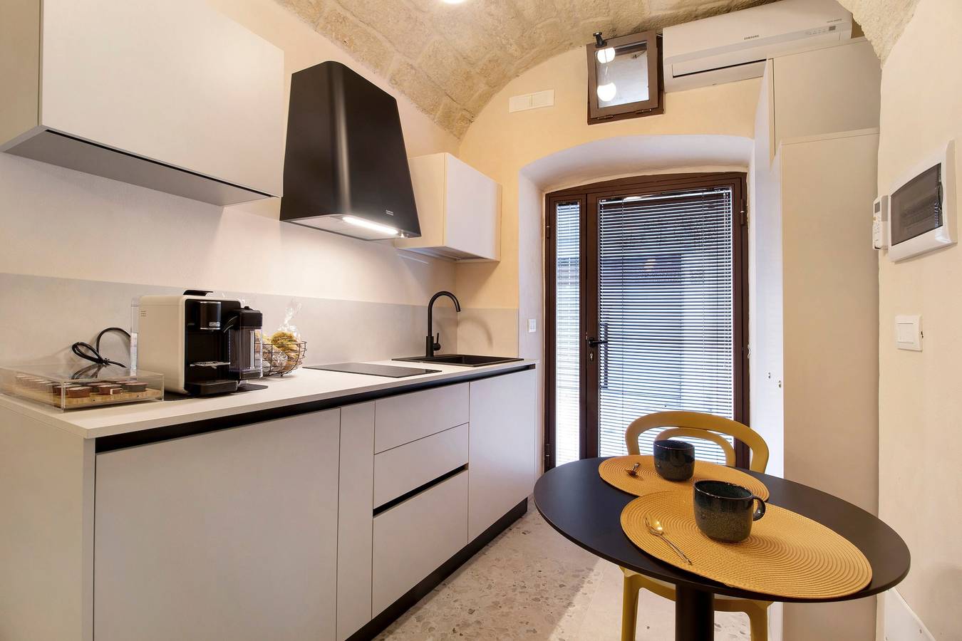 Entire studio, Studio 'Aria Di Sale' with Wi-Fi and Air Conditioning in Mola di Bari, Bari Province