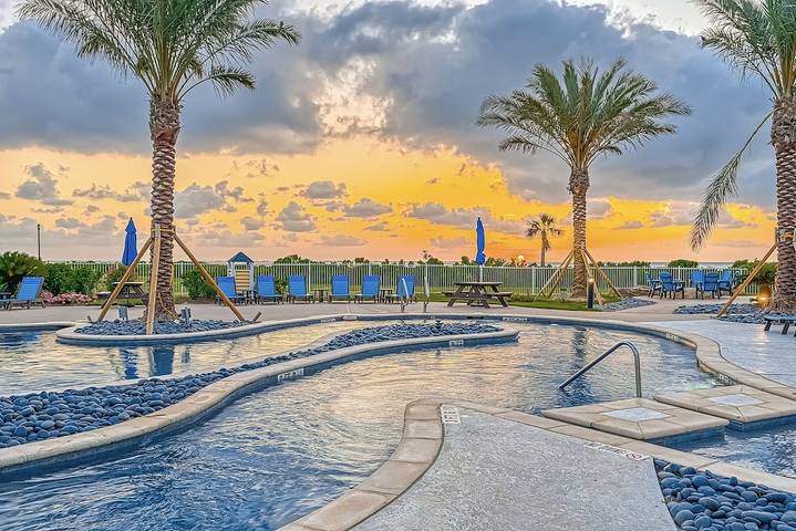 Vacation house for 12 people, with yard and pool as well as hot tub in Galveston