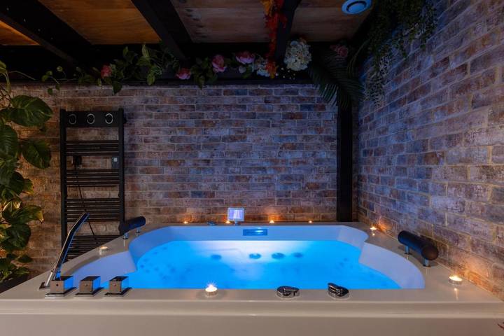 Gîte pour 2 personnes, avec jacuzzi dans Cinema Utopia La Manutention Avignon