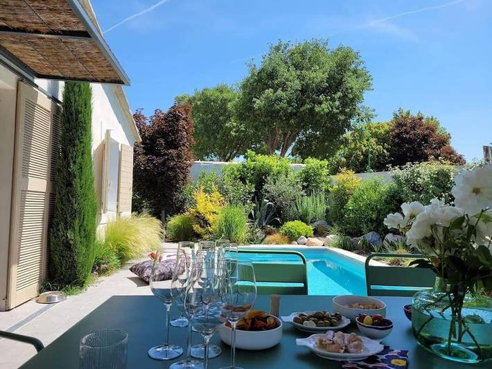 Location de vacances pour 6 personnes, avec Terrasse ainsi que Jardin et Piscine à Verquières