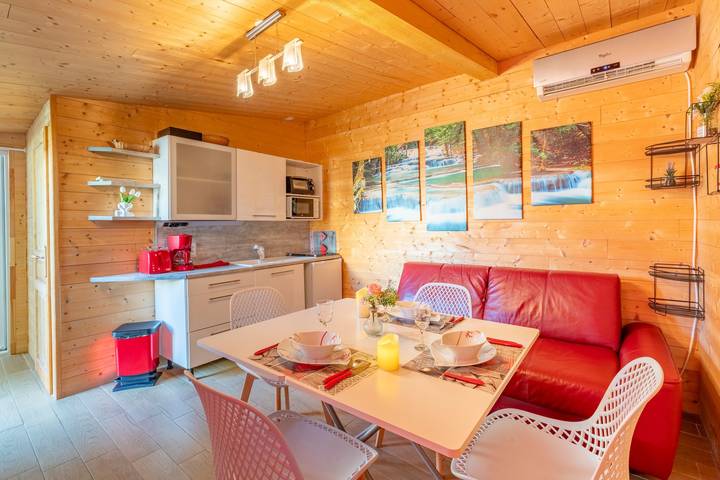 Holiday Home 'Le Chalet Houda Et Spa En Option' with Private Pool and Air Conditioning in Nîmes, Nimes region