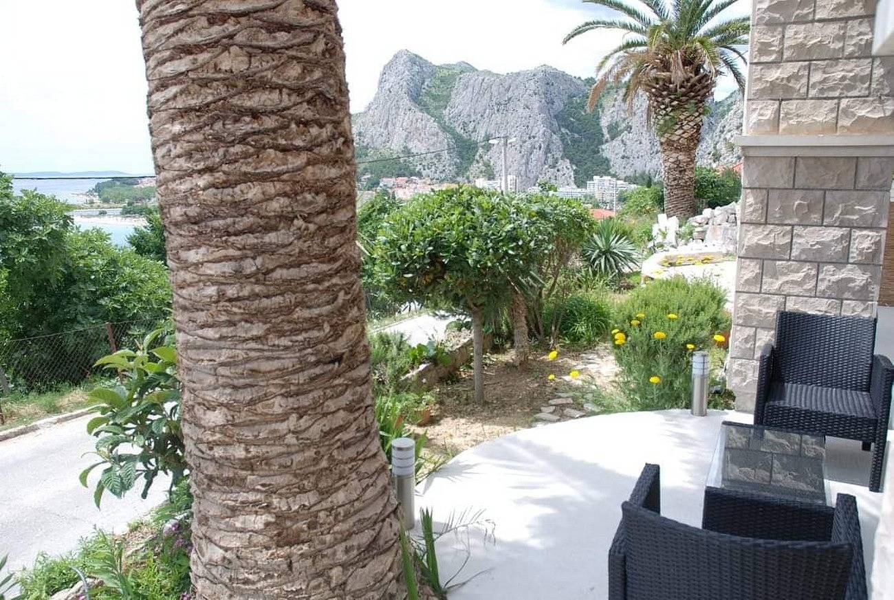 Ganze Wohnung, 2-Zimmer-Ferienwohnung mit Terrasse und Meerblick Omis A-22684-a in Omis, Split-Dalmatien