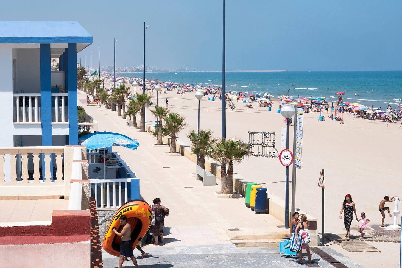 Appartement entier, Apartamento De Un Dormitorios Frente A La Playa De Gandia  Bonito Apartamento De 1 Dormitorio - Espectaculares Vistas     Apartamento en Primera línea de playa,  con vistas frontales al mar situado y en el centro del paseo marítimo de la playa de Gandía, ( Zona Hotel Bayren ).   Esta es una zona tranquila y con todos los servicios necesarios para una confortable estancia, el huésped podrá encontrar todo lo necesario sin necesidad de coger el coche.     Consta de: 1 dormitorio con dos camas individuales, salón con sofá-cama, cocina americana  totalmente equipada, 1 cuarto de baño completo con bañera y terraza con vistas directas a la playa y al paseo marítimo.  El edificio cuenta con piscina grande con diferentes profundidades + piscina infantil, zona de solárium, zona de juegos infantiles, pérgolas y cancha de tenis.  Equipado con: Tv,  lavadora, frigorífico, microondas, tostador, plancha, tabla de planchar, sábanas,  toallas de lavabo y de ducha, vajilla y menaje de cocina     El apartamento no cuenta con parking pero hay un parking público que el cliente podrá contratar si lo necesita.  ** Este Apartamento Unicamente Se Alquila A Familias O Mayores De 30 Años ** in Miramar (Valencia), Costa de Valencia