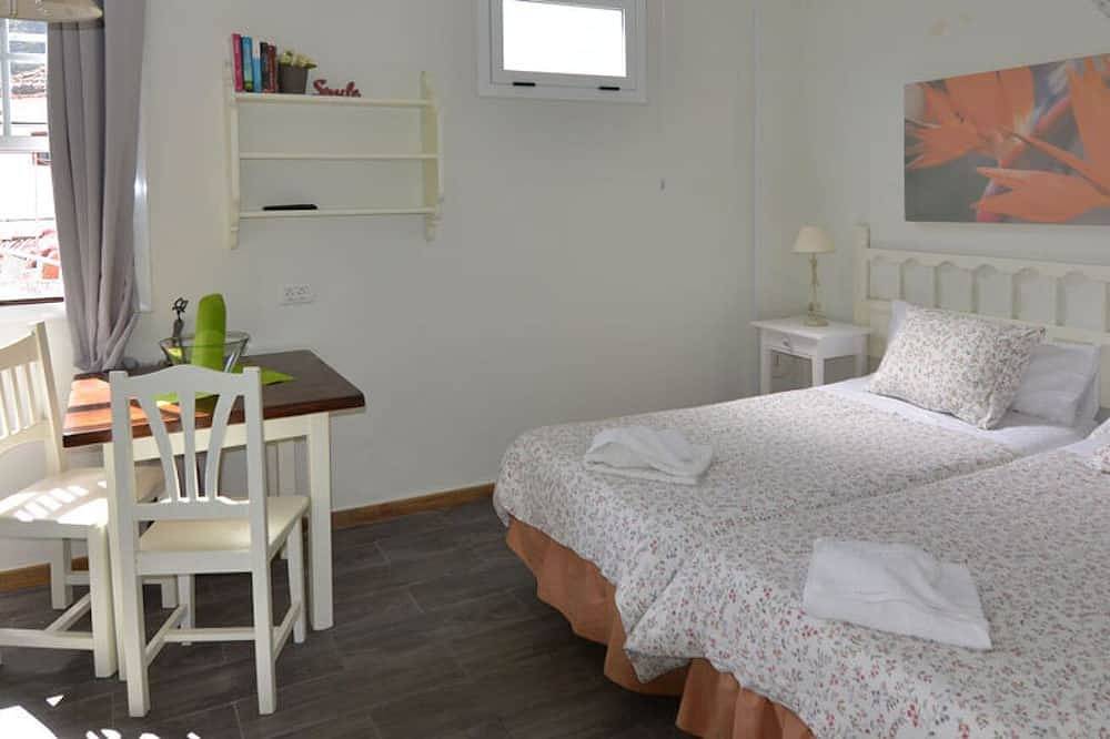 Entire apartment, Casa El Patio - Cozy studio with shared terrace, barbecue and mountain views in Las Poyatas, Hermigua
