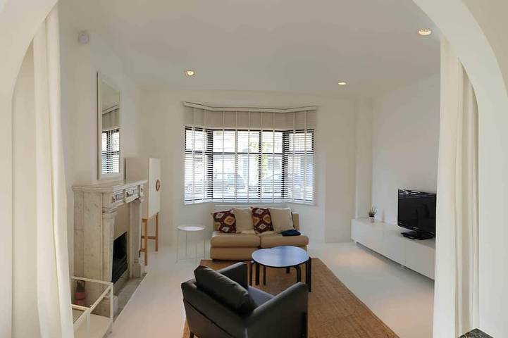 Ganze Wohnung, Spacious, bright studio apartment on the ground floor of a historic building near the Scheldt River in Antwerpen und Umgebung
