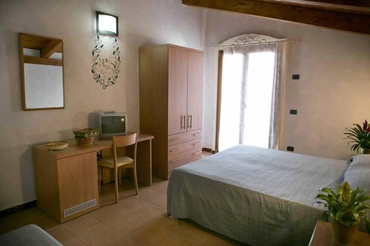 Parc de vacances pour 5 personnes, avec piscine ainsi que vue et jardin à Zambrone - 2