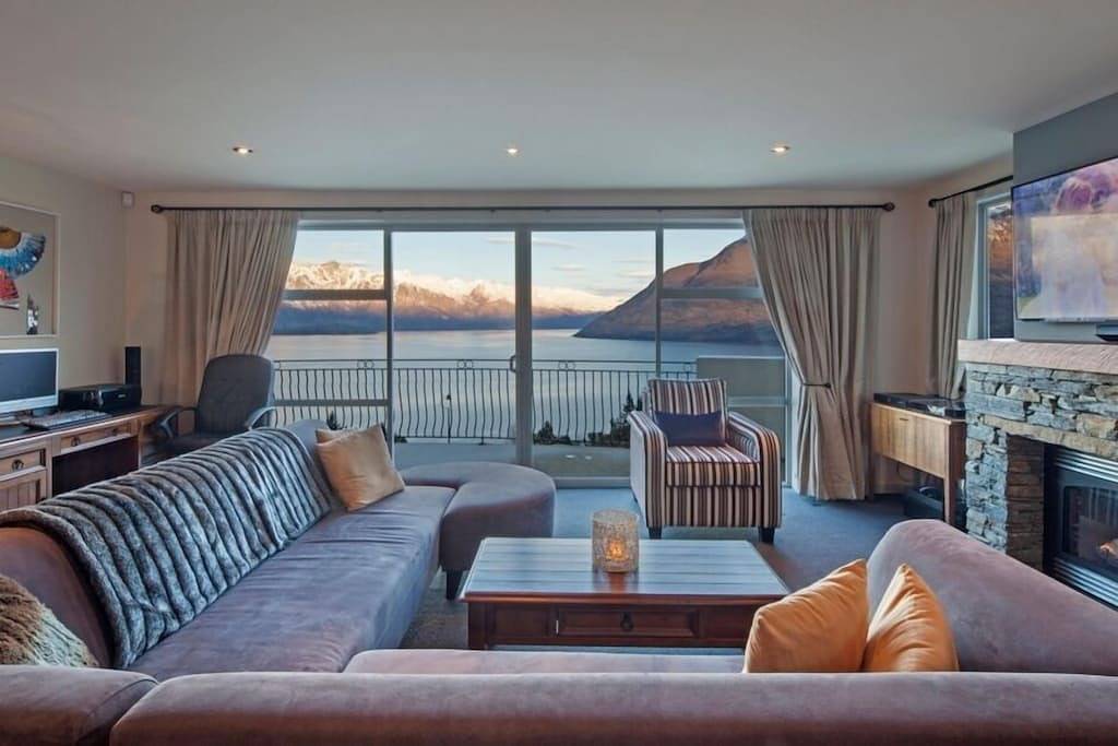 Atemberaubende Aussicht auf den See und die Berge in Queenstown, Otago