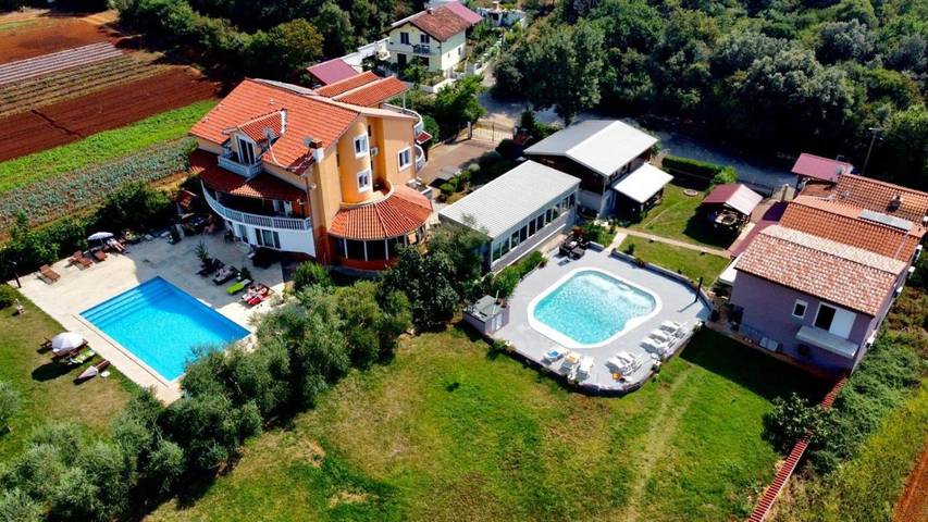 Ferienwohnung für 9 Personen, mit Pool und Whirlpool sowie Garten - 1