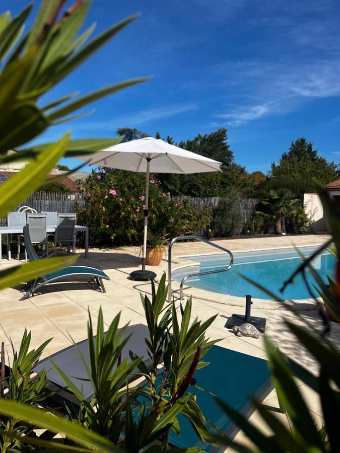 Chambre d’hôte pour 2 personnes, avec Terrasse et Jardin ainsi que Piscine et Vue à Feugarolles