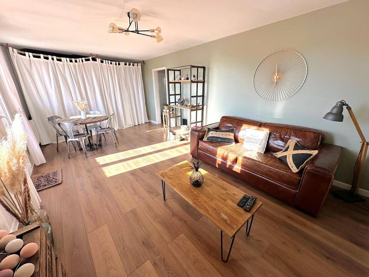 Appartement entier, Le Cosy Lily - Classé Meublé de Tourisme 3 étoiles - Lumineux appartement de 2 chambres et balcons au calme, à 10 min de Versailles in Voisins-le-Bretonneux, Yvelines