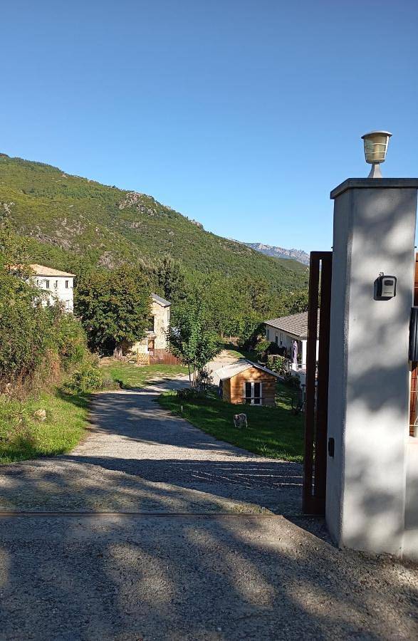 Location de vacances pour 2 personnes, avec jardin ainsi que vue et terrasse à Santo-Pietro-di-Venaco - 2