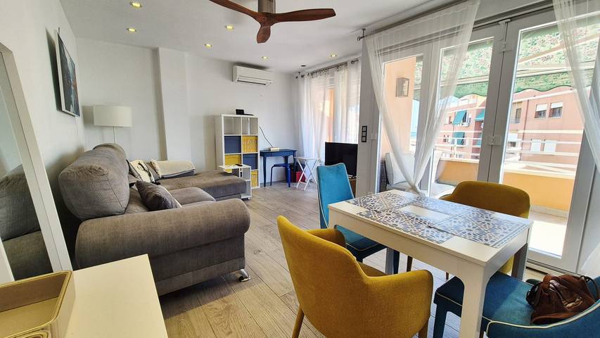 Apartamento entero, Apartamento 'Dúplex Jardines Del Mar' con vistas al mar, Wi-Fi y aire acondicionado in Playa de Salobreña, Salobreña