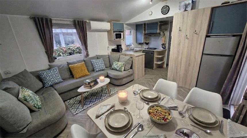 Location de vacances pour 8 personnes, avec Jacuzzi et Terrasse ainsi que Jardin et Piscine à Gastes