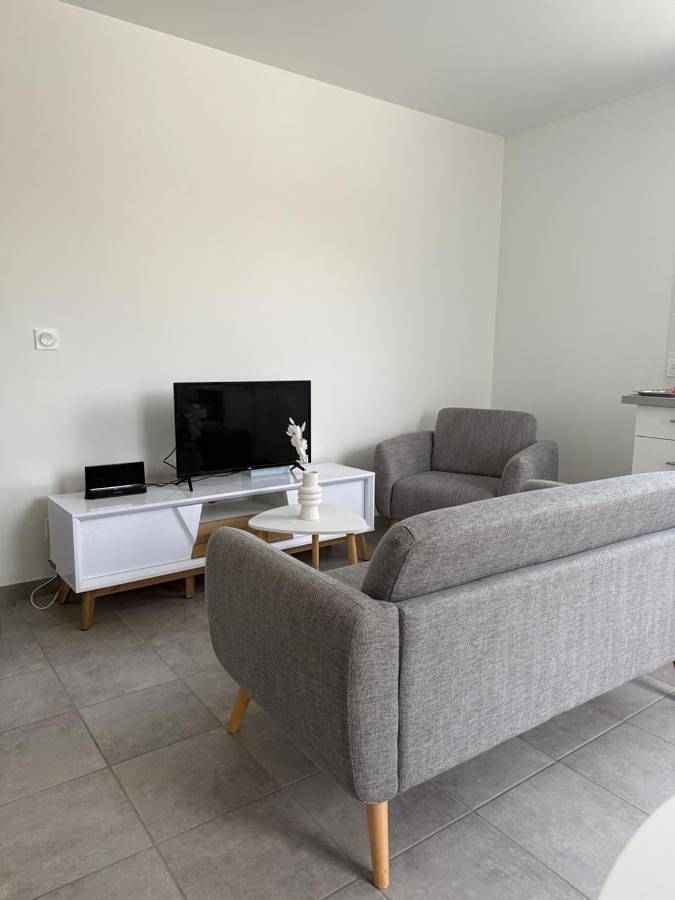 Gîte pour 4 personnes, avec Balcon et Terrasse ainsi que Jardin et Vue à Carbon-Blanc