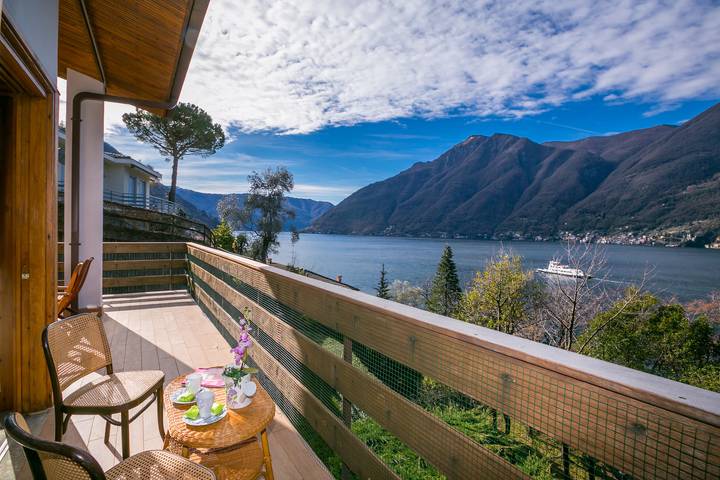 Location de vacances pour 9 personnes, avec vue sur le lac ainsi que balcon et piscine, adapté aux familles dans Nesso - 4