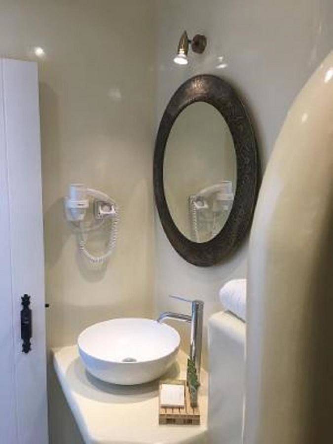 Maison d’hôte pour 4 personnes, avec jacuzzi ainsi que balcon et piscine à Santorin - 3