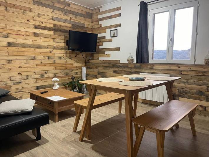 Gîte pour 4 personnes, avec Terrasse et Jacuzzi ainsi que Jardin et Vue sur le lac à Sarrogna