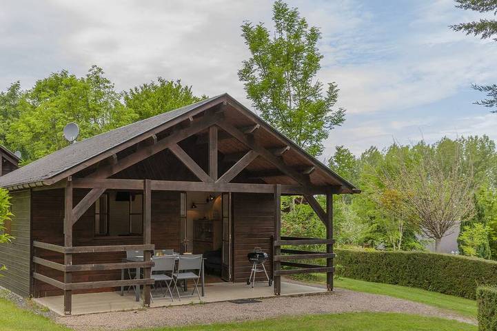 Location de vacances pour 4 personnes, avec jardin ainsi que piscine et terrasse, animaux acceptés dans le Calvados