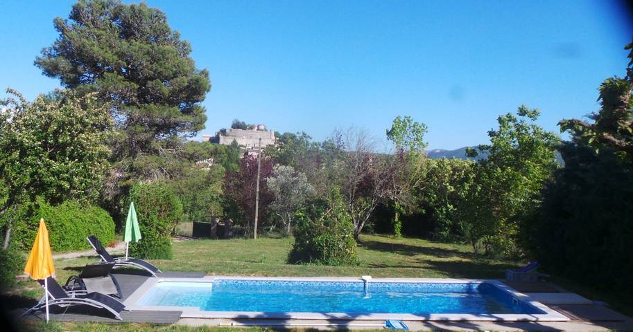 Gîte pour 6 personnes, avec jardin ainsi que terrasse et piscine à Mane