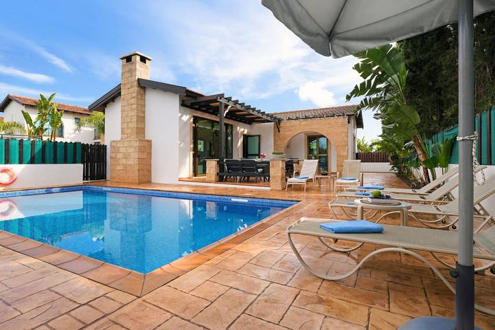 Villa for 5 people, with pool and garden in Cyprus