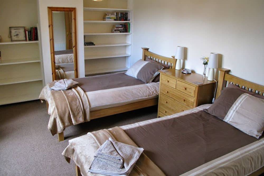 Popular Comfortable Well Equipped Cottage in Peaceful Ullapool Street w Parking in Ullapool, Highlands