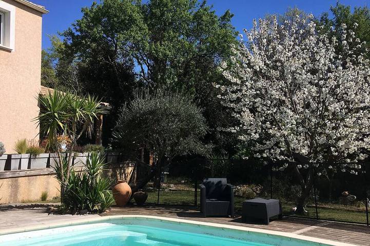 Location de vacances pour 5 personnes, avec sauna et jardin ainsi que jacuzzi et piscine à Cournonsec